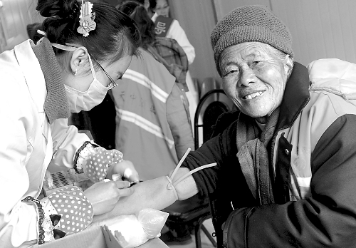 1月14日，汝南縣為全縣460多名環(huán)衛(wèi)工人免費(fèi)進(jìn)行心電圖、胸透等13項(xiàng)健康檢查，并建立了個(gè)人健康檔案