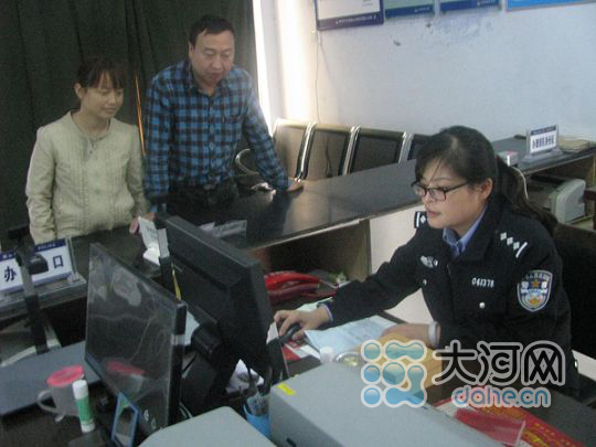 鶴壁民警十一期間為市民辦戶口獲稱贊