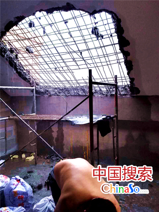 樓頂被鑿開大洞，鋼筋裸露