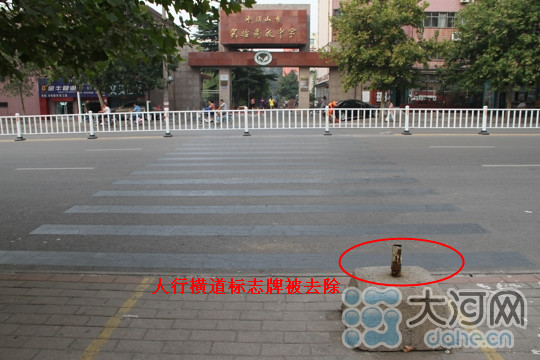 隔離護(hù)欄擺在斑馬線(xiàn)上引熱議 斑馬線(xiàn)已取消