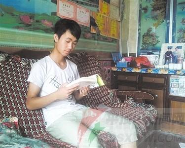 大學還沒開學，谷新成已開始瀏覽有關法律的書籍