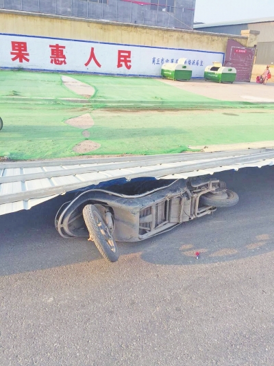 事發(fā)現(xiàn)場(chǎng)，男子的電動(dòng)車還在鐵皮墻下壓著。