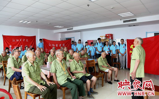 新鄉(xiāng)醫(yī)學(xué)院大學(xué)生暑期社會實踐隊員在新鄉(xiāng)市榮軍醫(yī)院聽老紅軍講述抗戰(zhàn)故事
