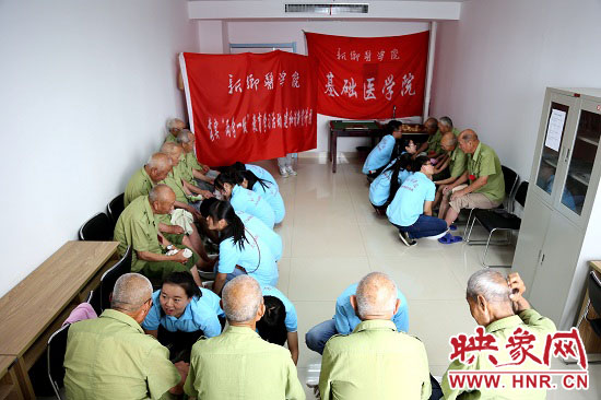 新鄉(xiāng)醫(yī)學(xué)院大學(xué)生暑期社會實踐隊員到新鄉(xiāng)市榮軍醫(yī)院為老紅軍、老戰(zhàn)士洗腳