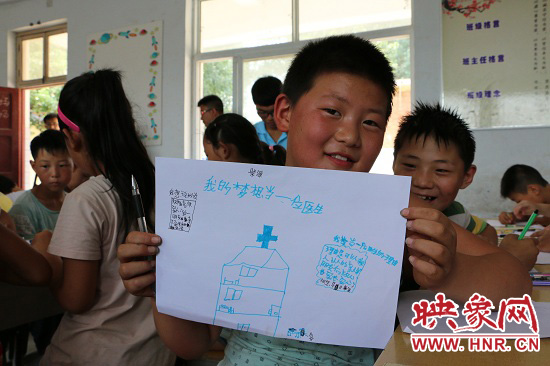 在以“中國(guó)夢(mèng)”主題 的繪畫課堂上，孩子們寫下了自己的夢(mèng)想