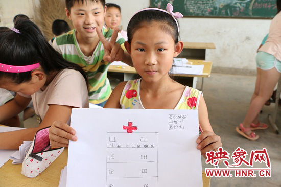 在以“中國(guó)夢(mèng)”主題 的繪畫課堂上，孩子們寫下了自己的夢(mèng)想