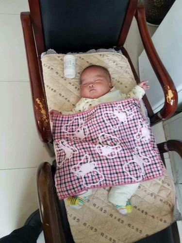 事故車中傳出嬰兒啼哭聲