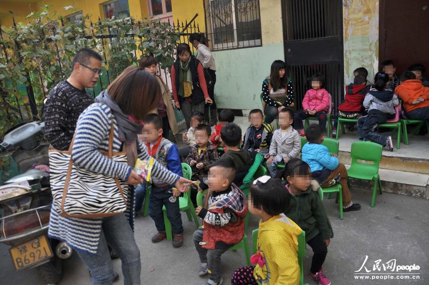 河南駐馬店市高新區(qū)一休幼兒園大門外聚集了數(shù)十位孩子家長,他們是來送孩子上學(xué)的,可是幼兒園大門卻被兩輛面包車?yán)锿舛滤?。周一一大早就遇到這事,不少家長特意給單位請假替孩子討要說法。