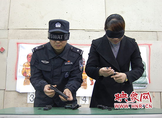 巾幗不讓須眉！鄭州女警蒙眼拆裝手槍不到一分鐘