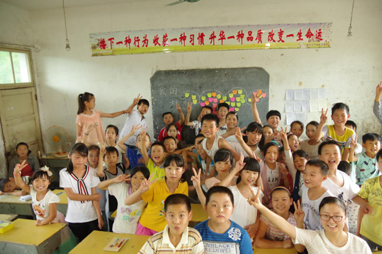 教室里，孩子們與夢(mèng)想墻合影