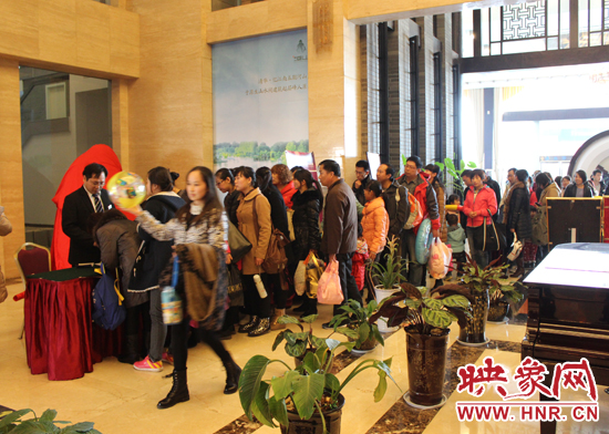 參與活動的老師們排隊領取江南春溫泉門票