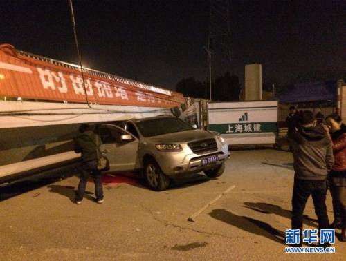 長(zhǎng)沙一座人行天橋垮塌 有車(chē)被壓橋底