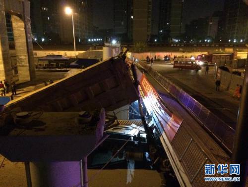 長(zhǎng)沙一座人行天橋垮塌 有車(chē)被壓橋底