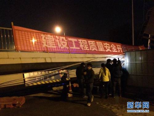 長(zhǎng)沙一座人行天橋垮塌 有車(chē)被壓橋底