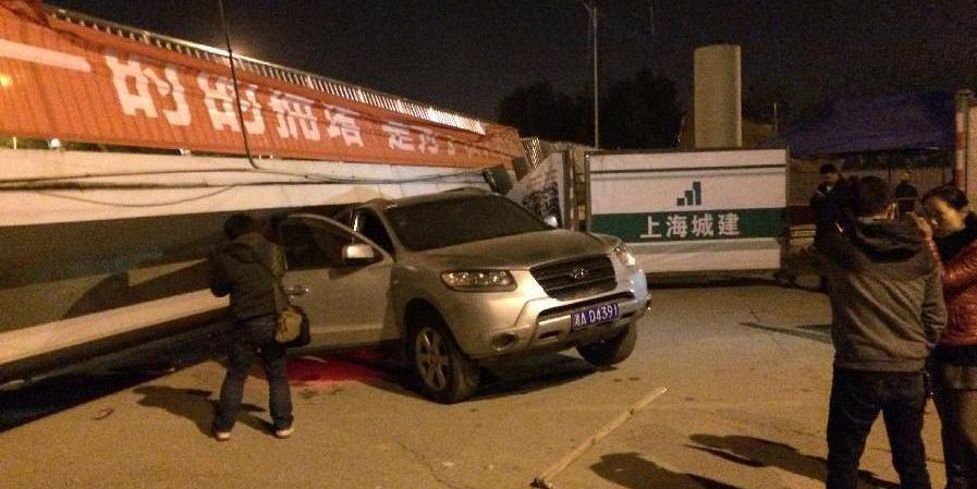 長(zhǎng)沙一座人行天橋垮塌 有車(chē)被壓橋底