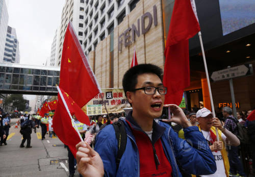 香港數(shù)百市民舉行“反港獨(dú)”游行