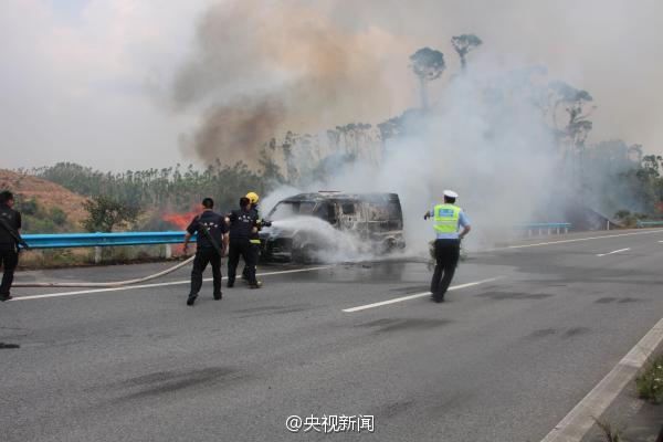 廣西運(yùn)鈔車(chē)起火燒毀11箱鈔票