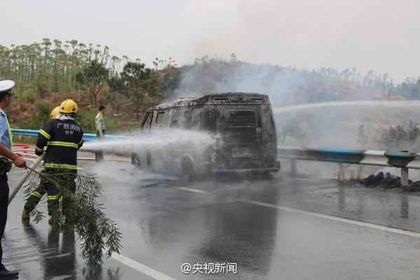 廣西運(yùn)鈔車(chē)起火燒毀11箱鈔票