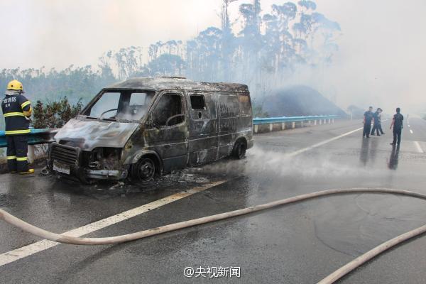 廣西運(yùn)鈔車(chē)起火燒毀11箱鈔票
