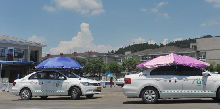 杭州一駕?，F(xiàn)遮陽(yáng)新招 教練車(chē)車(chē)頂撐傘