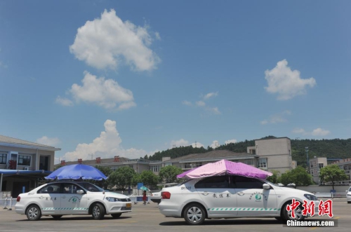 杭州一駕?，F(xiàn)遮陽(yáng)新招 教練車(chē)車(chē)頂撐傘