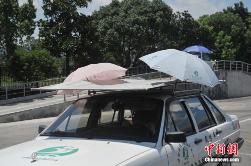 杭州一駕?，F(xiàn)遮陽(yáng)新招 教練車(chē)車(chē)頂撐傘