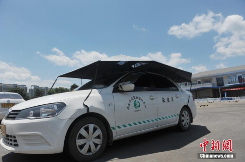 杭州一駕?，F(xiàn)遮陽(yáng)新招 教練車(chē)車(chē)頂撐傘