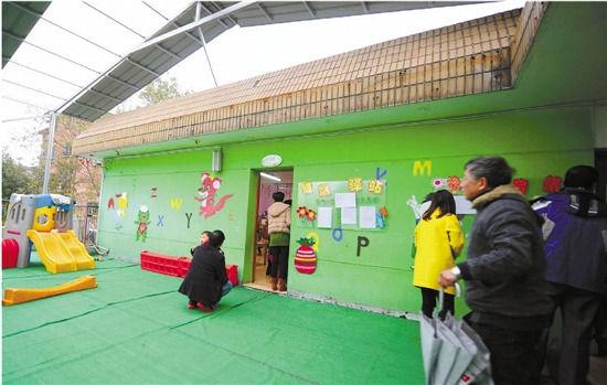 因為怕裝修后的氣味影響孩子的健康，包括小葉在內(nèi)，很多家長找到園方，要求換教室.