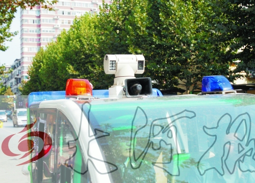 巡查車車頂裝有360度攝像頭,對路面違章停車行為抓拍取證。