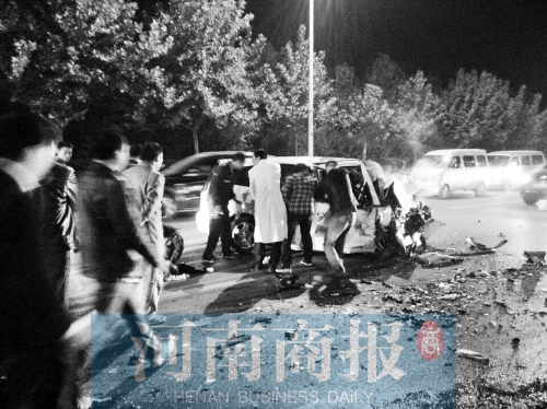 慘劇現(xiàn)場，眾人紛紛上前施救，有人拉住變形的車門，為傷者爭取救援時間