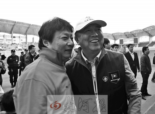 比賽結(jié)束后，老胡熱情擁抱老唐。
