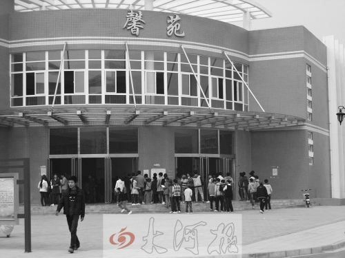 學(xué)生們排隊(duì)進(jìn)入食堂就餐，對(duì)于統(tǒng)一15元的收費(fèi)標(biāo)準(zhǔn)，不少學(xué)生和家長(zhǎng)很不理解。
