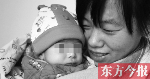 鄭州兒童福利院工作人員，小心地照看著一名體型瘦小的棄嬰