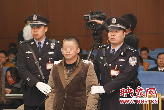 被告人被法警帶上法庭時(shí)，身上沒有戒具，也沒有剃光頭。（圖片來源于微博@豫法陽光）