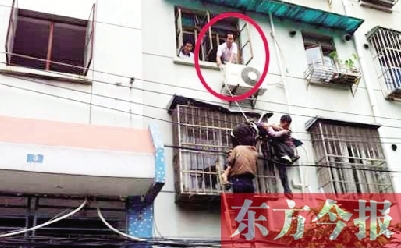 施救現(xiàn)場(chǎng)，劉鵬（圈內(nèi)）先用繩子捆住老太確保安全 勞動(dòng)報(bào)記者 郭娜 供圖