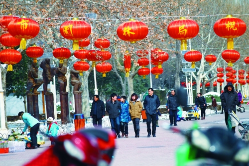 昨天，鄭州市文博廣場上已掛起了燈籠。