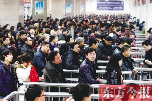 鄭州火車站迎來節(jié)后最后一波客流高峰。昨日，售票廳內(nèi)人頭攢動(dòng)