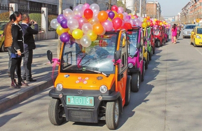 迎親車隊(duì)全部由低速四輪電動車組成