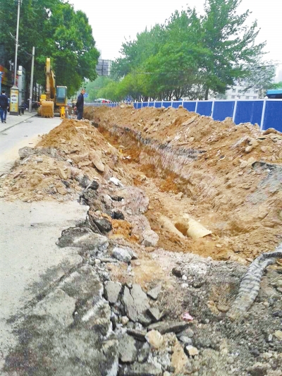 文化路大修改造工程，目前西半幅圍擋已基本鋪設(shè)到位。