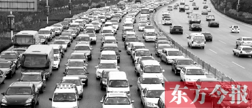 21日，鄭州市中州大道，大量擁堵的汽車將寬寬的道路變成“停車場(chǎng)”