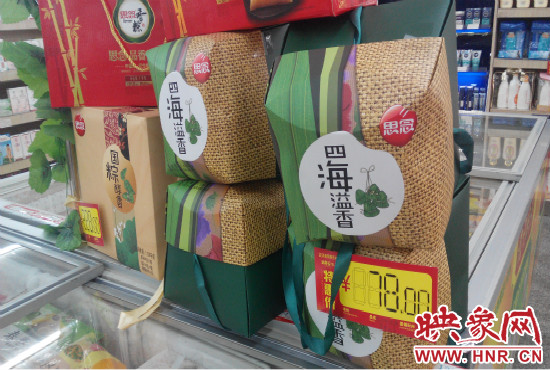 今年商場(chǎng)里的散裝、袋裝粽子多了，盒裝粽子的售價(jià)也更加親民。