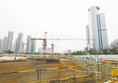 中州大道與金水東路東北角，正在建一座大型停車場。
