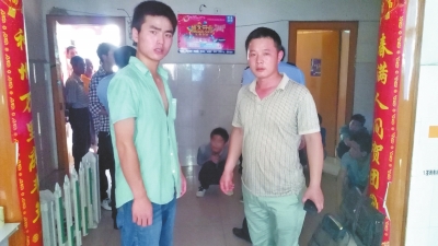 在吳文舉老師的幫助下，王強(qiáng)強(qiáng)（左）從傳銷窩點(diǎn)成功脫險(xiǎn)。