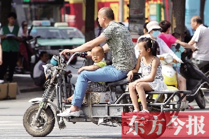 這樣帶著孩子，一個(gè)剎車，孩子就有可能摔下車