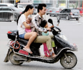 帶著孩子騎電動(dòng)車，安全一定要放在第一位。