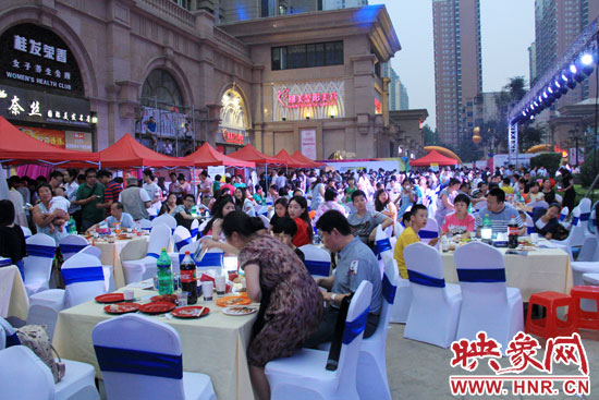 活動(dòng)場(chǎng)面火爆,600多人免費(fèi)大聚餐。