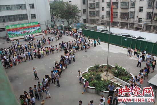 報名現(xiàn)場從一大早便已排起了長龍。