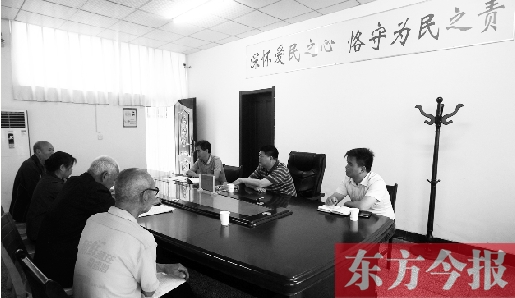 6月16日，幾位蘭考市民在向縣委副書記毛衛(wèi)豐反映問題。