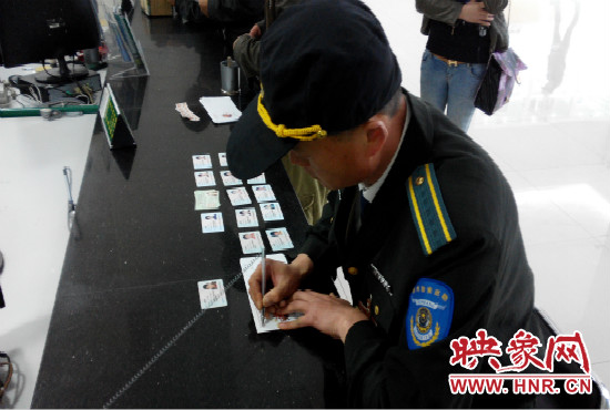 撿到的身份證，巡防隊(duì)員通常是自費(fèi)郵寄給失主。