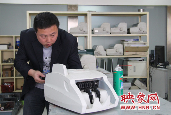 陸涌每天的工作就是和機(jī)器“談心”、發(fā)現(xiàn)故障、修好它們。